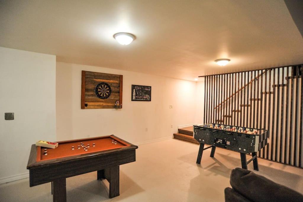 Modern Rustic With Wood Stove & Pool Table Holiday home *