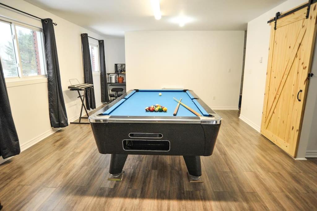 Modern Rustic With Wood Stove & Pool Table Holiday home *